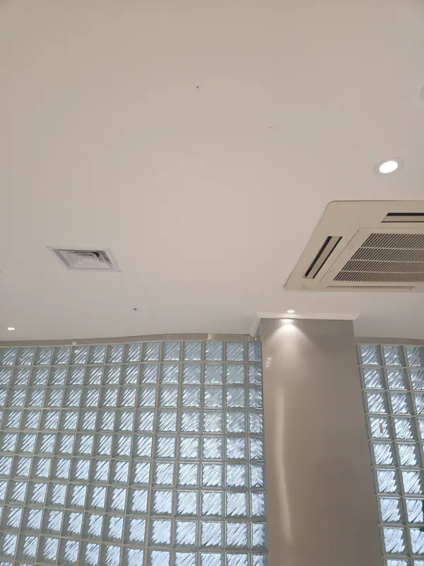 수원 일자리센터 PVC 폐쇄형 점검구 시공 - 작업 전 천장 상태