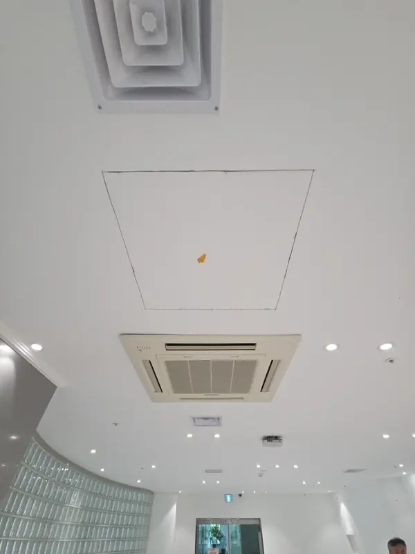 수원 일자리센터 PVC 폐쇄형 점검구 시공 - 위치 표시