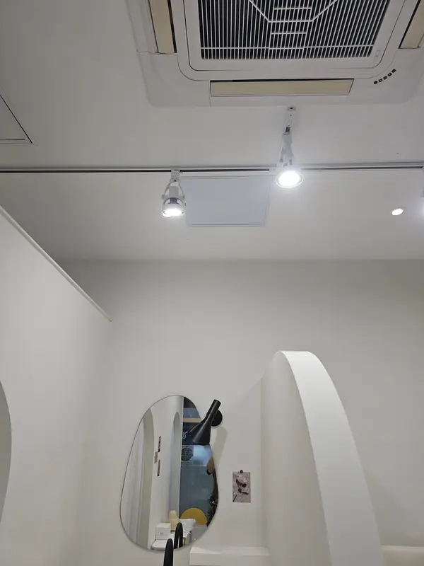 동탄 에어컨 배관 청소용 PVC 폐쇄형 점검구 시공 - 닫아 마감한 모습
