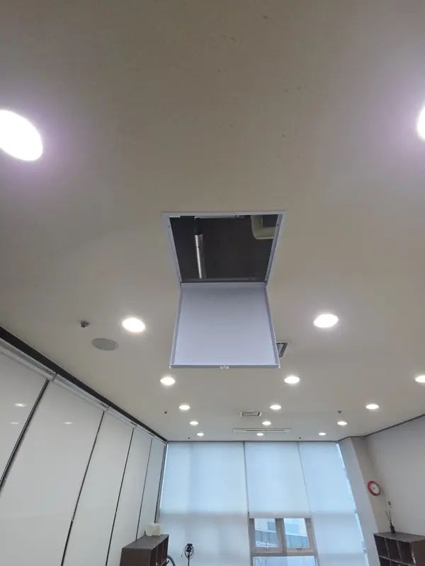 누수 배관 확인용 450×450 폐쇄형 PVC점검구 시공 - 뚜껑을 연 모습(점검할 때)