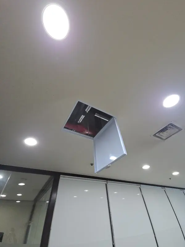 누수 배관 확인용 450×450 폐쇄형 PVC점검구 시공 - 뚜껑을 연 모습(점검할 때)